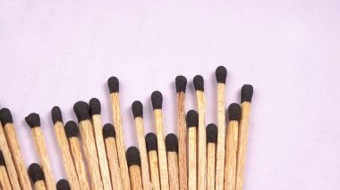 Tahta eşleşmeler beyaz arkaplanda izole edildi, yakın plan çekim