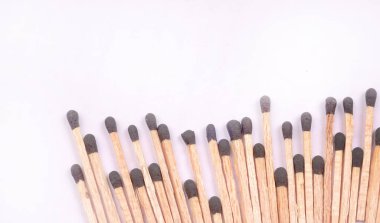 Tahta eşleşmeler beyaz arkaplanda izole edildi, yakın plan çekim