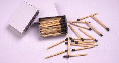 Tahta eşleşmeler beyaz arkaplanda izole edildi, yakın plan çekim