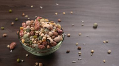 Ahşap arka planda çeşitli fasulye yığınları. Sağlıklı gıda konsepti
