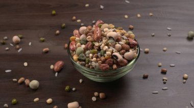 Ahşap arka planda çeşitli fasulye yığınları. Sağlıklı gıda konsepti