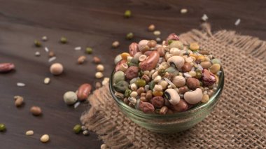 Ahşap arka planda çeşitli fasulye yığınları. Sağlıklı gıda konsepti