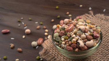 Ahşap arka planda çeşitli fasulye yığınları. Sağlıklı gıda konsepti