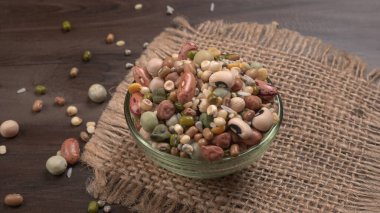 Ahşap arka planda çeşitli fasulye yığınları. Sağlıklı gıda konsepti