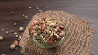 Ahşap arka planda çeşitli fasulye yığınları. Sağlıklı gıda konsepti