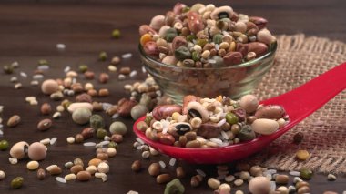 Ahşap arka planda çeşitli fasulye yığınları. Sağlıklı gıda konsepti