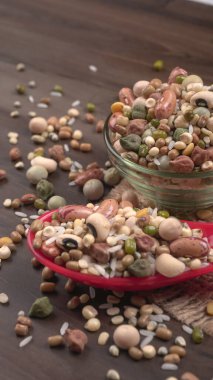 Ahşap arka planda çeşitli fasulye yığınları. Sağlıklı gıda konsepti