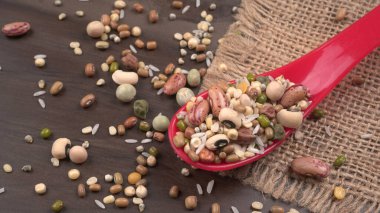 Ahşap arka planda çeşitli fasulye yığınları. Sağlıklı gıda konsepti