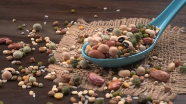 Ahşap arka planda çeşitli fasulye yığınları. Sağlıklı gıda konsepti