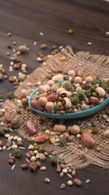 Ahşap arka planda çeşitli fasulye yığınları. Sağlıklı gıda konsepti