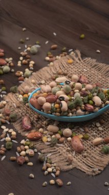 Ahşap arka planda çeşitli fasulye yığınları. Sağlıklı gıda konsepti