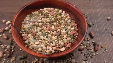 Ahşap arka planda çeşitli fasulye yığınları. Sağlıklı gıda konsepti