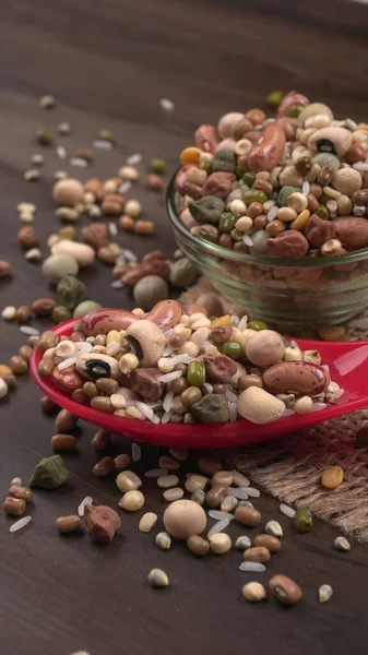 Ahşap arka planda çeşitli fasulye yığınları. Sağlıklı gıda konsepti
