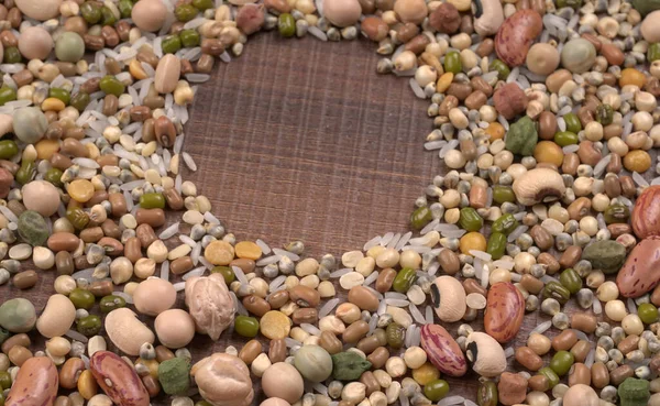 木の背景に豆の様々な杭 健康食品のコンセプト — ストック写真