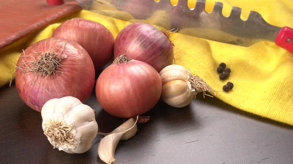 Red Onions Garlic Black Peppers Dark Wooden Table Yellow Towel — Stock Photo, Image