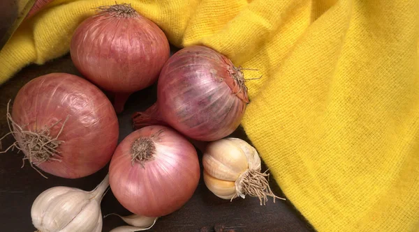 Red Onions Garlic Black Peppers Dark Wooden Table Yellow Towel — Stock Photo, Image