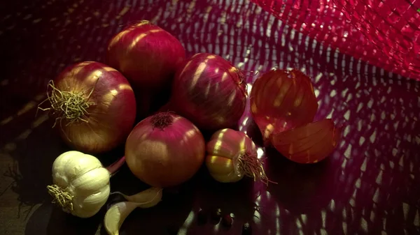 Red Onions Garlic Dark Wooden Table Red Sack Closeup Shot — Stock Photo, Image