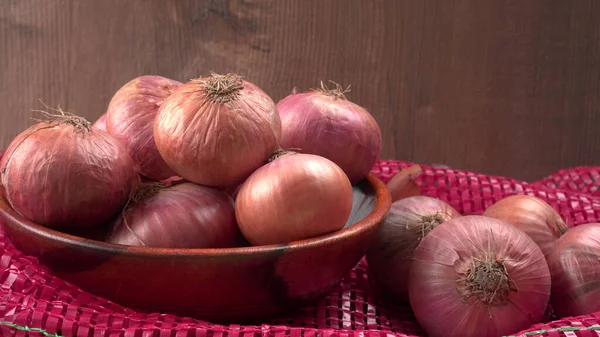 Oignons Rouges Frais Dans Bol Bois — Photo