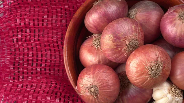 Oignons Rouges Frais Dans Bol Bois — Photo