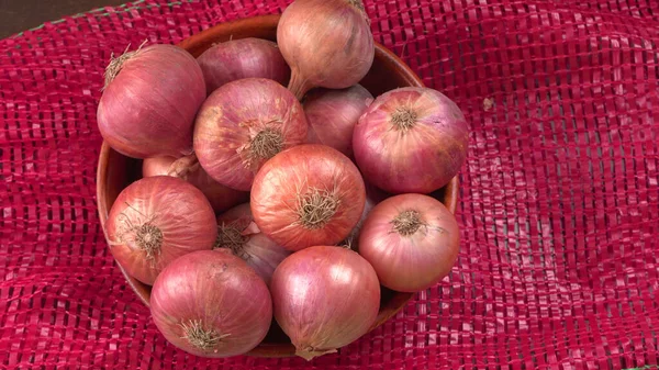 Oignons Rouges Frais Dans Bol Bois — Photo