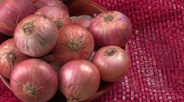 Oignons Rouges Frais Dans Bol Bois — Photo