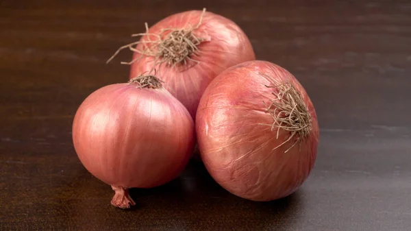 Red Onions Wooden Background Closeup Shot — Stock Photo, Image