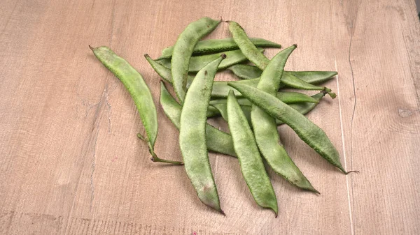 Montón Guisantes Verdes Sobre Fondo Madera Concepto Comida Saludable — Foto de Stock