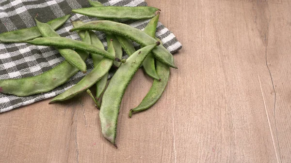 Montón Guisantes Verdes Sobre Fondo Madera Concepto Comida Saludable — Foto de Stock