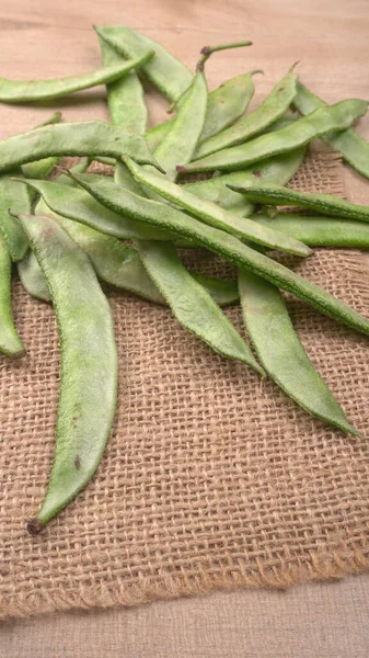 Montón Guisantes Verdes Sobre Fondo Madera Concepto Comida Saludable — Foto de Stock