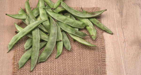 Montón Guisantes Verdes Sobre Fondo Madera Concepto Comida Saludable — Foto de Stock