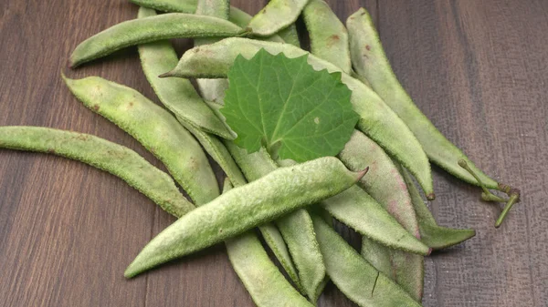 Montón Guisantes Verdes Sobre Fondo Madera Concepto Comida Saludable —  Fotos de Stock