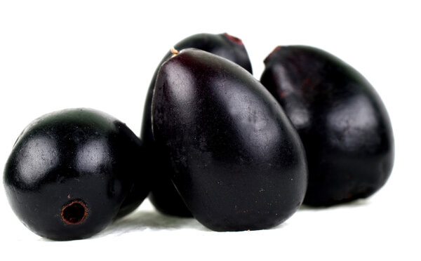 Jambul или Jamun (Syzygium cumini) на белом фоне
