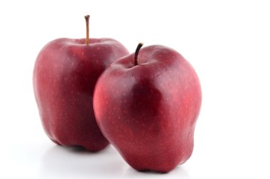 Beyaz bir arka plan üzerinde izole iki kırmızı elma görünümünü kapat.