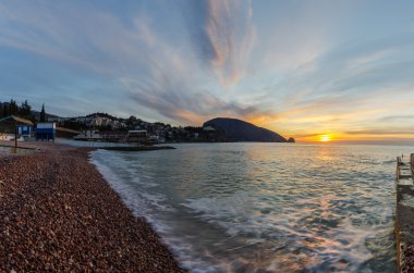 Güzel renkli gündoğumu denize.