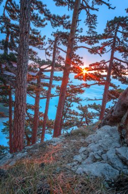 Dağlarda muhteşem bir gün batımı.. 