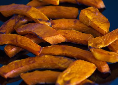 Siyah bir plaka üzerinde kavrulmuş kabak