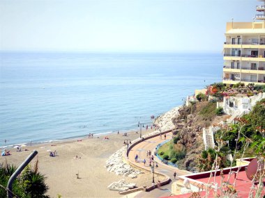 Mavi sular ve kumsal. Dağ suyu ve sahil kombinasyonu..