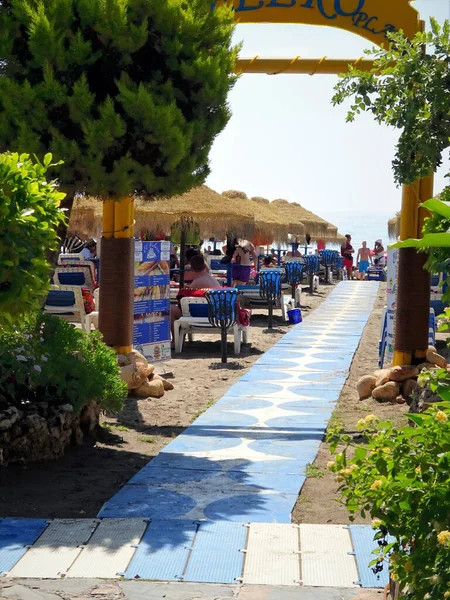 Pavé Bleu Blanc Sur Plage Avec Parasols — Photo