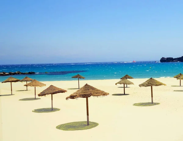 Песчаный Пляж Соломенными Зонтами Рядом Морем — стоковое фото