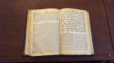 Yabancı dilde yazılmış eski gri bir kitap..