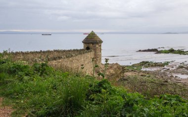 Gözcü Kulesi, Forth 'a bakan deniz duvarının bir parçası. Ravenscraig Parkı, Kirkcaldy, Fife, İskoçya. 