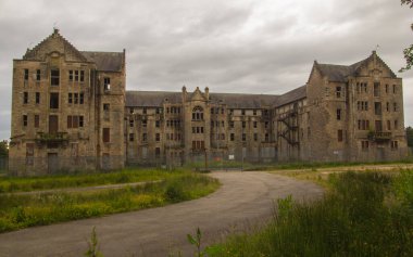 Hartwood Hastanesi, terk edilmiş psikiyatri hastanesi. 3 katlı U-Planı, Baroniyer tarzı bina, Shotts, Kuzey Lanarkshire, İskoçya