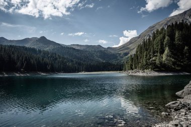 Mavi berraklığıyla Tje dağlarında bir göl manzarası