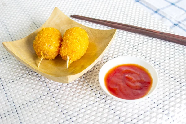 Ahşap bir tepside Yengeç tempura