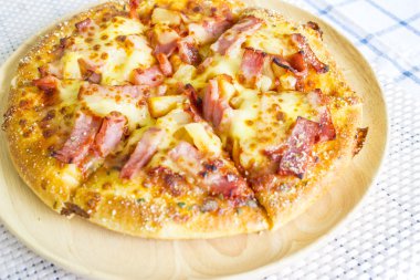 Orta boy Pizza ve kavrulmuş ham.