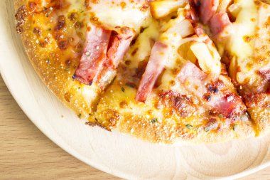 Pizza, jambon, peynir, Hawaii tarzı.