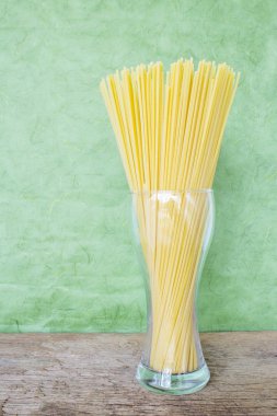 Bir cam ahşap üzerine yerleştirilen satır spagetti.