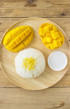 Ahşap tepside mango pilavı.