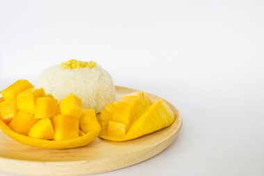 Tay tarzında tatlı, yapışkan pirinç ile mango