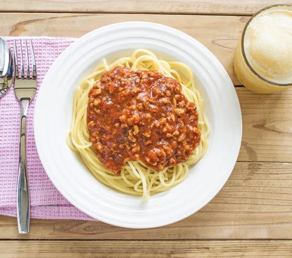 Prato de espaguete italiano com molho de bolonhesa à base de tomate rico — Fotografia de Stock
